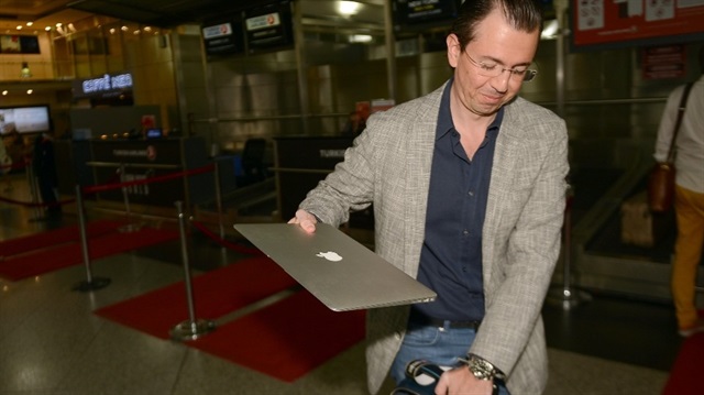 ​New York seferinin yolcuları yanlarına tablet laptop alarak uçtu.