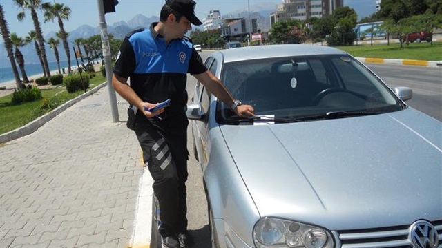 Antalya'da güvenlik güçleri araçlara tek tek 'şaka makbuzu' bıraktı.