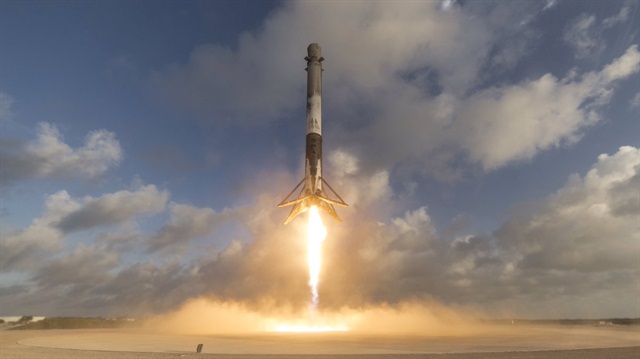 SpaceX iletişim uydusu gecikmeli de olsa fırlatıldı