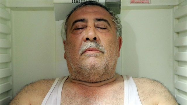 Malatya'da esnaflık yapan Ömer Fişenkçi, kavurucu soğuklarda buzdolabında serinliyor. 