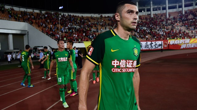 Burak Yılmaz, Çin Futbol Federasyonu'ndan aldığı ceza sebebiyle 5 maç forma giyemeyecek. 