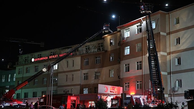 Yangının söndürülmesinin ardından hastalar yeniden binaya alındı. 