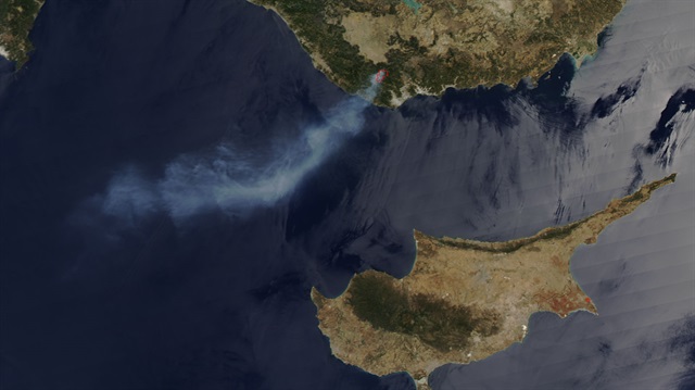 Aqua uydusu tarafından çekilen görüntüde dumanların Akdeniz açıklarına doğru ilerlediği göze çarpıyor.