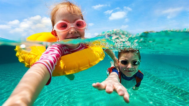 Çocuklarınızın verimli bir yaz tatili geçirebilmesi için onlarında fikrini alarak birlikte tatilde neler yapabileceğinizin planlarını yapın. 
