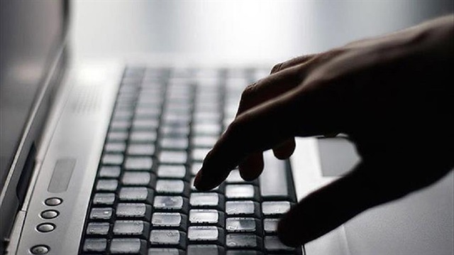 Yapılan araştırmalar, aşırı İnternet kullanan çocuk ve gençlerde okul başarısının azalması, obezite, antisosyal davranışların gelişmesi ve hatta şiddet olaylarına zemin hazırladığını ortaya koymuştur.