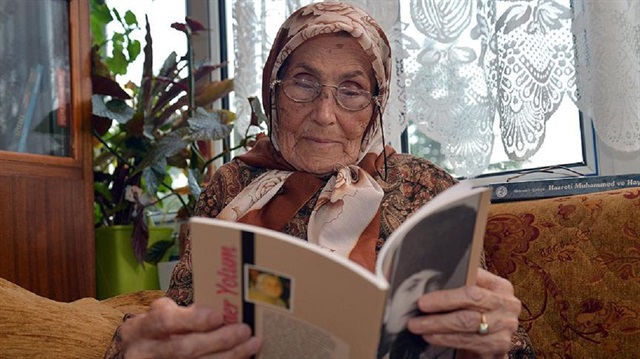 Şükriye Yılmaz, 77 yıldır ağabeyi, eşi, çocukları ve torunları için yazdığı 100 şiirini "Kader Yolum" isimli kitapta topladı.