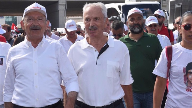 Kılıçdaroğlu ve Alemdaroğlu, yan yana yürüyor.