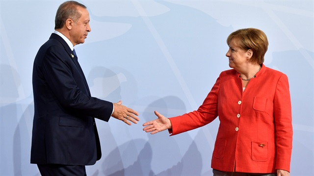 ​Cumhurbaşkanı Recep Tayyip Erdoğan, Hamburg'da G20 zirvesinin düzenlendiği salonda Almanya Başbakanı Merkel tarafından karşılandı. 
