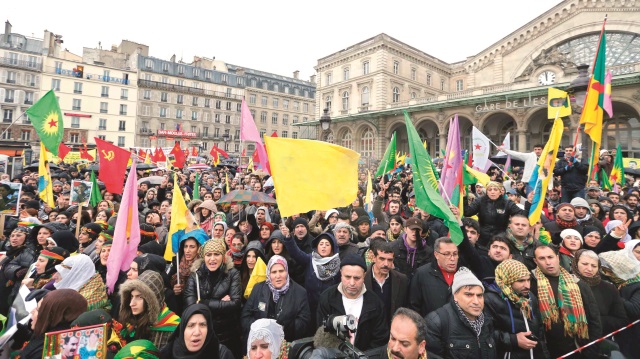 12 Ocak 2013'te PKK yandaşları Paris'teki Gare de l’Est (Doğu Garı) önünde gösteri düzenlemişti.