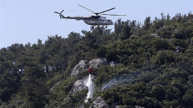 Yangın söndürme helikopterleri de müdahale de bulundu. 