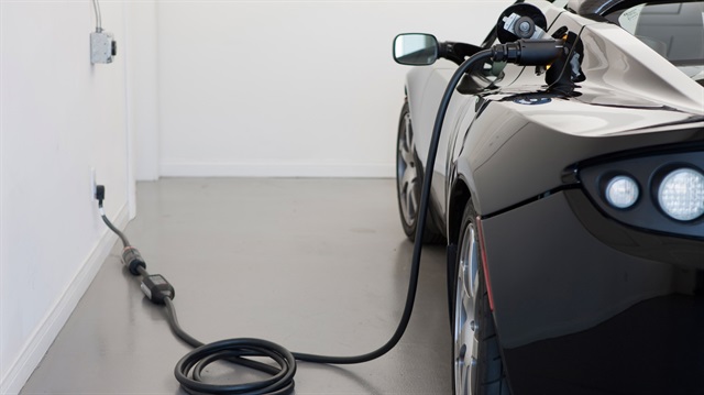 2011 yılında dünyada sadece 45 bin adet elektrikli araç satışı gerçekleşmişken, geçen yıl itibariyle bu rakam 2 milyon adede ulaştı.