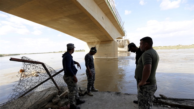 File photo: Iraqi security forces stand on a riverbank of the Tigris River in Tikrit, Iraq April 1, 2015.
