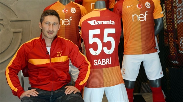 Galatasaray bu sezon sonu emektar futbolcusu Sabri Sarıoğlu ile yollarını ayırmıştı.