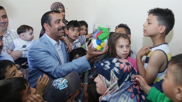 Mehmet Memiş Suriyeli çocuklara hediye verdi. 