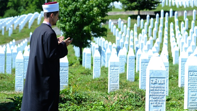Srebrenitsa Başimamı Pestalic, soykırımda katledilen kurbanların mezarlarını ziyaret ediyor. 