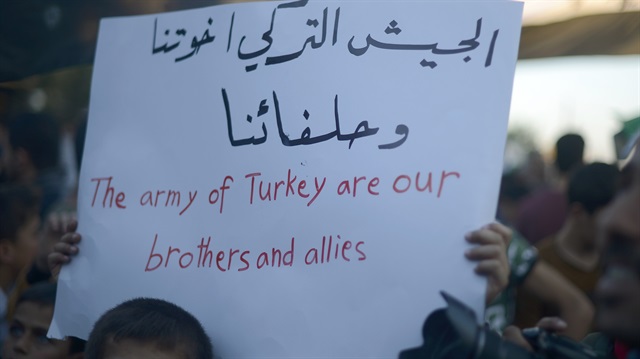 Halep'te düzenlenen PKK/PYD'yi protesto mitinginde Suriyeliler 'Türk ordusu kardeşimiz ve müttefikimizdir' yazılı pankartlar taşındı. 