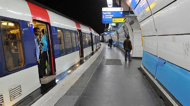 Paris'te 20 metro istasyonunu yağmur suları bastı.