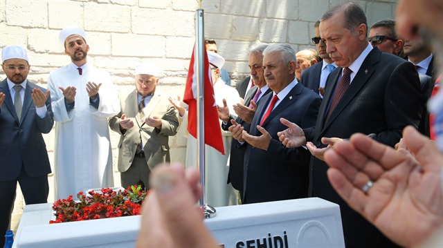 Cumhurbaşkanı Erdoğan ile Başbakan Yıldırım, 15 Temmuz şehidi İbrahim Yılmaz'ın kabri başında.