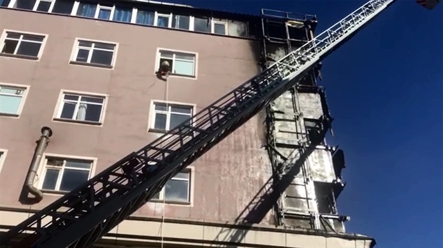 Yangın binada hasara neden oldu. 