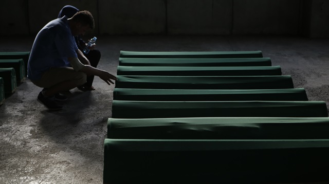 Srebrenitsa kurbanlarının tabutları şehitliğe taşındı