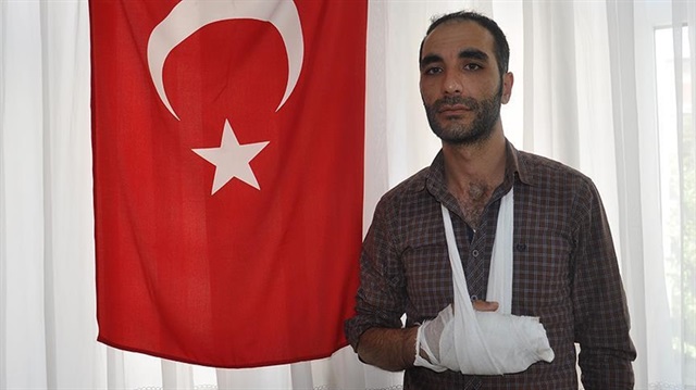 İstanbul'daki TRT binasında darbecilere karşı direnen Ömer Ünlü'nün açılan ateş sonucu parmağı koptu ve ayağına şarapnel isabet etti.