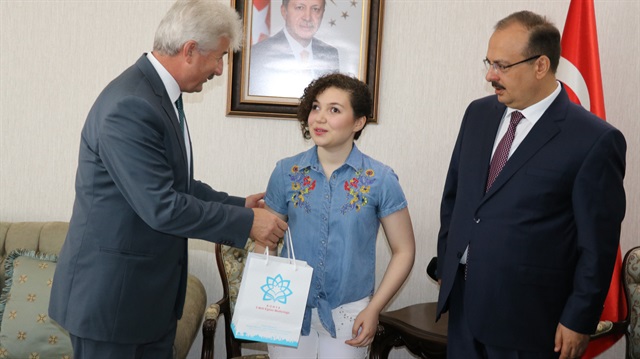 Konya Valisi Canbolat, Fulya Akkaya'ya bilgisayar hediye etti.