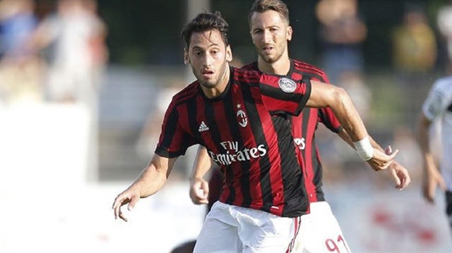 Hakan Çalhanoğlu Milan'a bonuslarla birlikte 24 milyon euroya transfer oldu.    