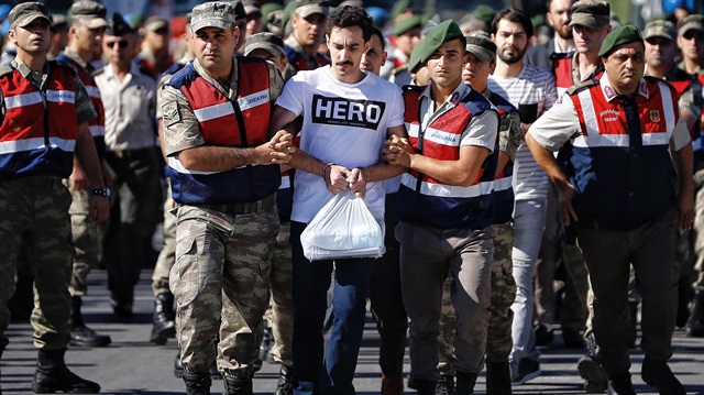 15 Temmuz gecesi Cumhurbaşkanı Erdoğan'a düzenlenen suikast girişimindeki timde yer alan darbeci Gökhan Güçlü'nün duruşmaya geldiği 'hero' (kahraman) tişörtü dikkatleri çekti.