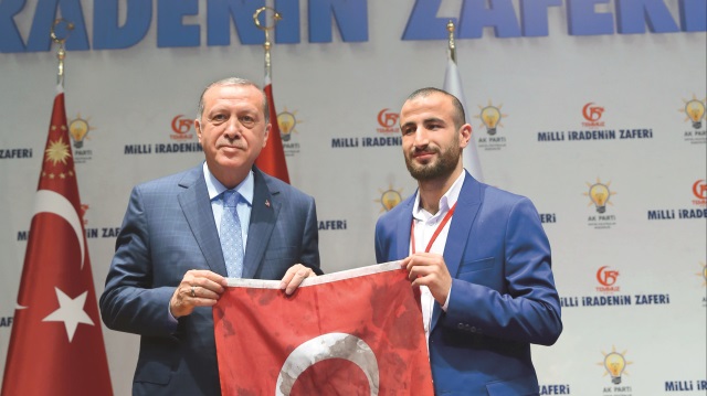 15 Temmuz'da 2. Ordu Komutanlığında açılan ateş sonucu yaralanarak gazi olan Enes Gün, Erdoğan'a, kanının bulunduğu Türk bayrağını takdim etti.