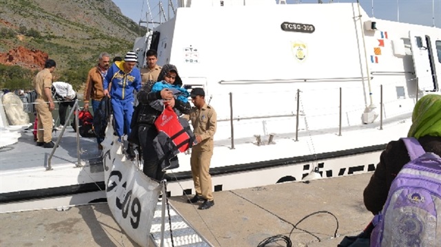 Mersin'de Suriye bayraklı bir teknede 156 göçmen durduruldu.
​