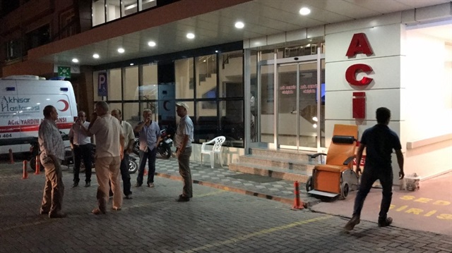 Yedikleri yemeklerin ardından 20’si çocuk 120 kişi mide bulantısı ve kusma vakası ardından Akhisar Mustafa Kirazoğlu Devlet Hastanesi, Özel Doğuş Hastanesi ve Özel Akhisar Hastaneleri ile Kırkağaç Devlet Hastanesine kaldırıldı.