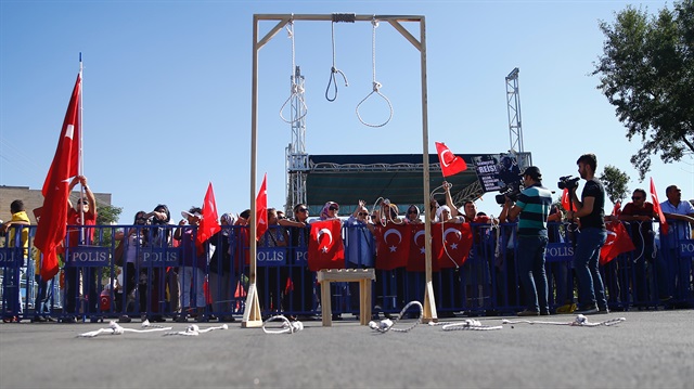 Suikast timinin yargılandığı davanın duruşma salonu önüne gelen vatandaşlar dar ağacı kurarak 'idam' sloganı attı.