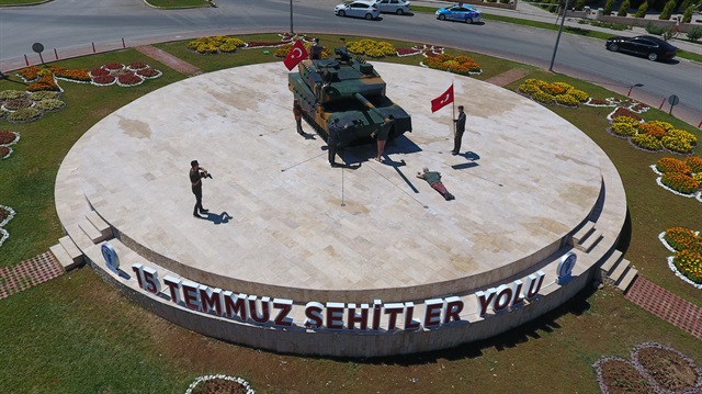 Anıta dönüştürülen 15 Temmuz fotoğrafı anıtı polyesterden inşa edildi. 