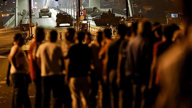 İstanbul'da köprüye çıkan tanklara karşı vatandaşlar bedenlerini siper etmiş ve darbe girişiminin seyrinin değiştirilmesinde önemli rol oynamıştı.