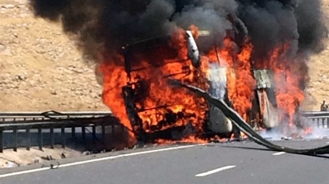 Bariyerlere çarparak kaza yapan otobüs, alev alev yandı. 