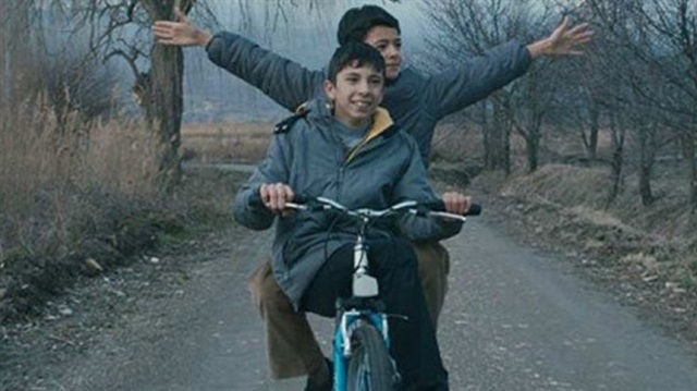 30. Uluslararası İsfahan Çocuk ve Gençlik Filmleri Festivali'nin yarışma bölümünde 14 filmle birlikte yarışan Mavi Bisiklet 9. kez ödül kazandı.