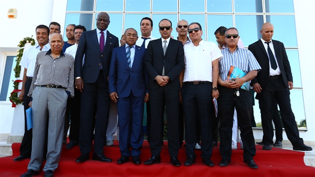 رئيس "كاف" يشيد بمستوى كرة القدم والتحكيم في تونس