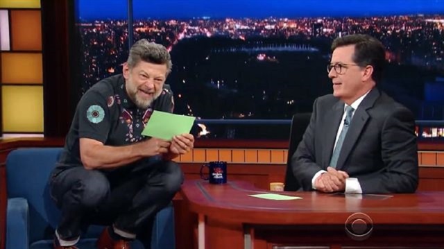 Yüzüklerin Efendisi'nin büyük hayranlarından biri olan Stephen Colbert, programında Andy Serkis'i misafir etti.