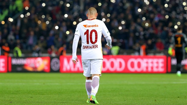 Galatasaray, 2013 yılında Inter'den 7.5 milyon Euro'ya kadrosuna kattığı Sneijder'i sözleşmesinin bitmesine 1 yıl kala takımdan gönderdi.