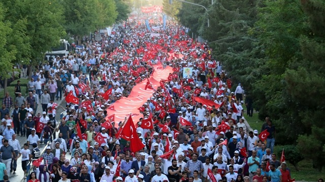 Diyarbakır'da 15 Temmuz Şehitleri anma yürüyüşü