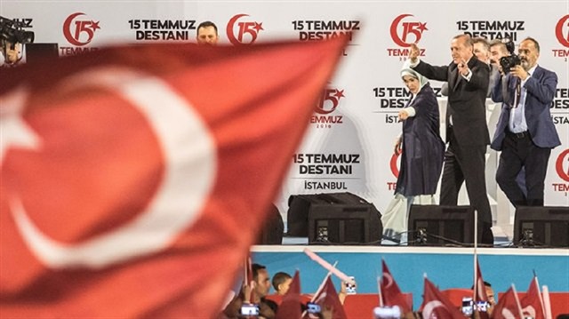 أردوغان على منصة جسر شهداء 15 تموز استعدادًا لإلقاء كلمته