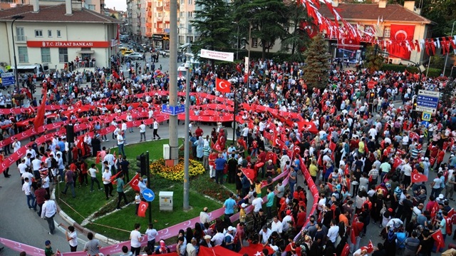 Bursa'da 249 metre uzunluğundaki bayrakla milli yürüyüş