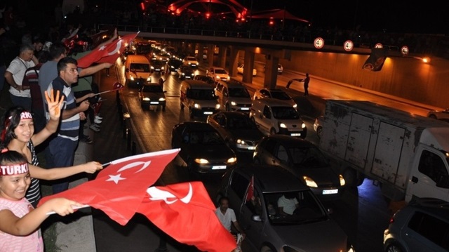 İzmir'de 15 Temmuz yürüyüşe binler katıldı