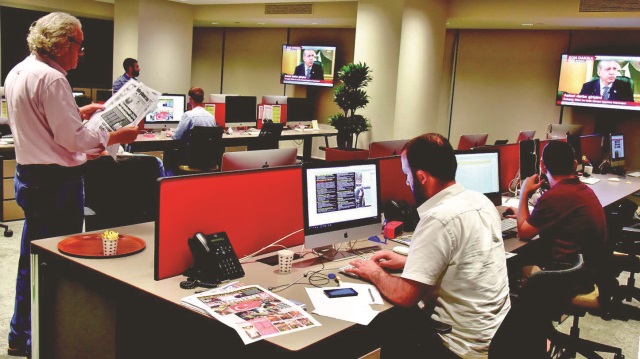 Yeni Şafak Yazı İşleri Müdürü Mustafa Kahraman ve tüm yazı işleri ekibi zaman zaman ışıkları söndürerek çalışa rak gazeteyi hazırladı.