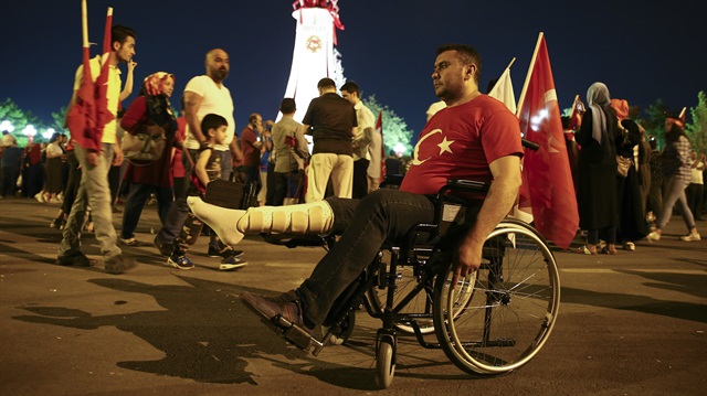 İnşaat işçisi gazi Durak Tetik, demokrasi nöbeti için Cumhurbaşkanlığı Külliyesi önüne tekerlekli sandalyeyle geldi