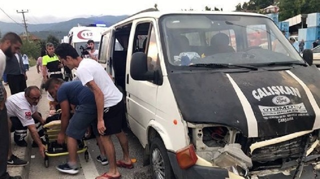 Düzce Yerel Haber: ​Düzce’de otomobil ile minibüsün çarpıştığı kazada 11 kişi yaralandı.