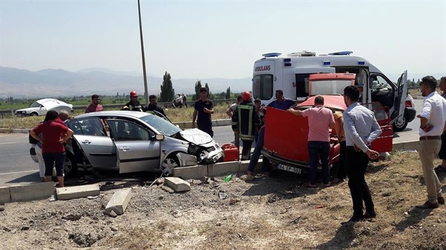 Manisa’nın Alaşehir ilçesinde meydana gelen trafik kazasında bir kişi hayatını kaybederken, 5 kişi yaralandı.