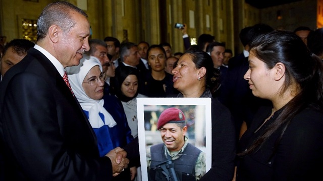 Cumhurbaşkanı Erdoğan Ömer Halisdemir’in eşi ve kızıyla buluştu