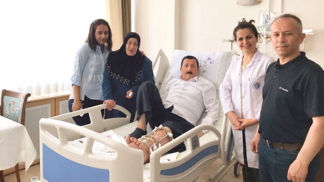 Darbe gecesi bacağına isabet eden üç kurşunla gazi olan 71 yaşındaki Mustafa Zorova, bir yıl içerisinde 20 kez ameliyat olduğunu söylüyor. 