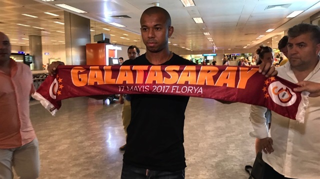 Galatasaray'ın yeni transferi Brezilyalı sağ bek Mariano, dün gece İstanbul'a geldi. 